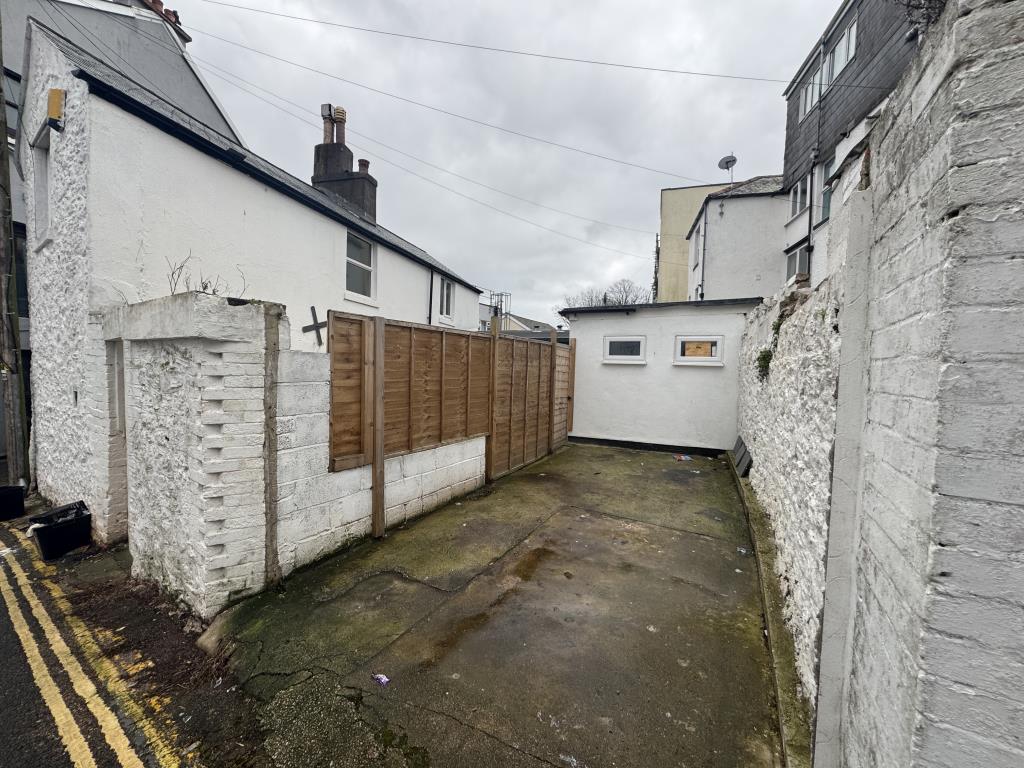 Lot: 149 - REFURBISHED DETACHED COTTAGE WITH ANNEXE AND PARKING - Private parking space